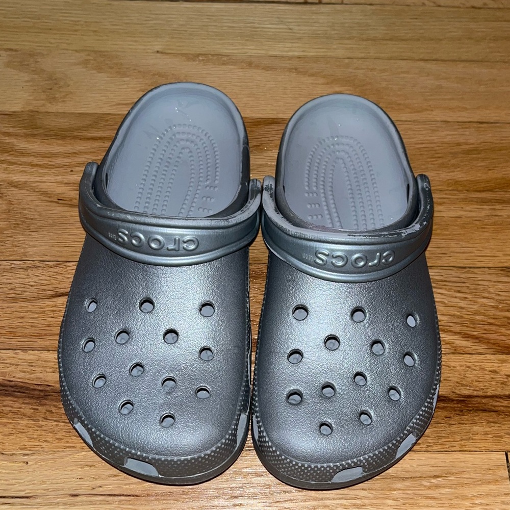 SILVER CROCS